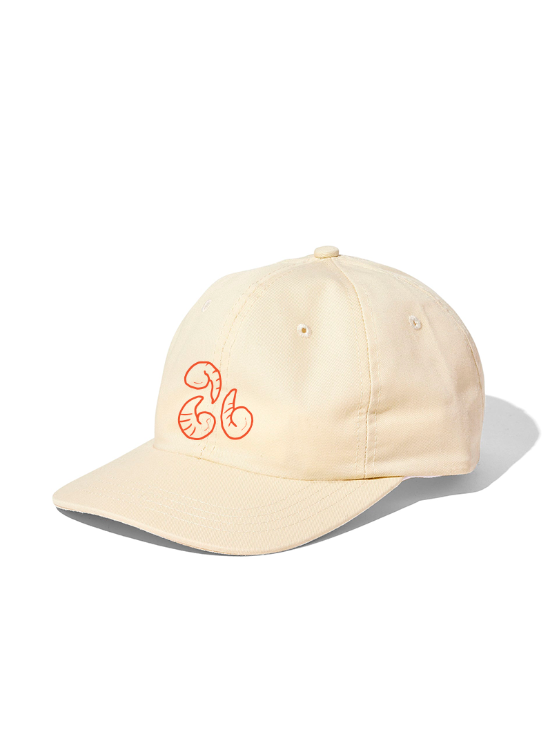 Une casquette unisexe, fabriquée ici, avec amour par nos amis de C'est beau. Disponible en 2 couleurs. La Cantine Côtière est née le 11 juillet 2020, en plein contexte pandémique et agit comme une garde côtière culinaire québécoise.
La brigade côtière, tout comme la garde côtière, garde côte à côte un lieu rassembleur et un garde-manger québécois.