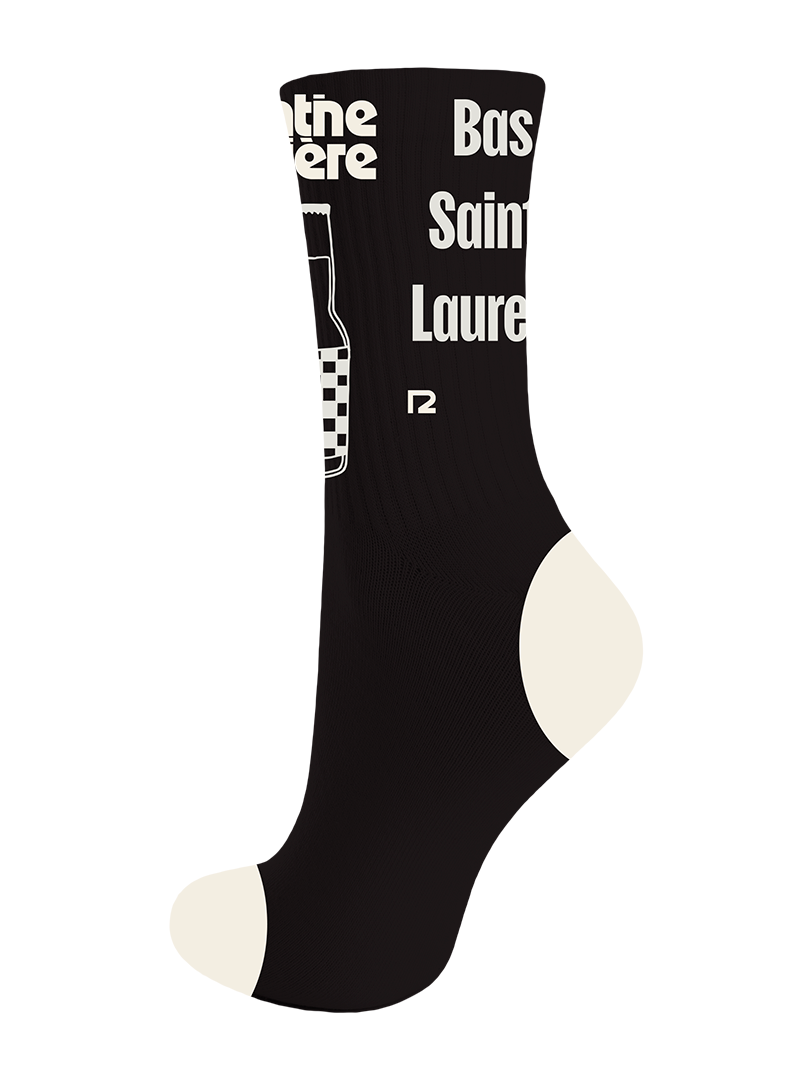 Des chaussettes unisexes, disponibles en 2 couleurs et en taille unique. La Cantine Côtière est née le 11 juillet 2020, en plein contexte pandémique et agit comme une garde côtière culinaire québécoise.
La brigade côtière, tout comme la garde côtière, garde côte à côte un lieu rassembleur et un garde-manger québécois.
