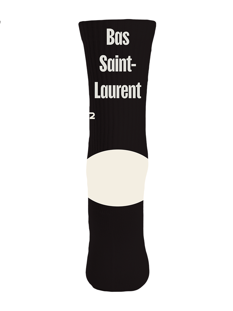 Des chaussettes unisexes, disponibles en 2 couleurs et en taille unique. La Cantine Côtière est née le 11 juillet 2020, en plein contexte pandémique et agit comme une garde côtière culinaire québécoise.
La brigade côtière, tout comme la garde côtière, garde côte à côte un lieu rassembleur et un garde-manger québécois.