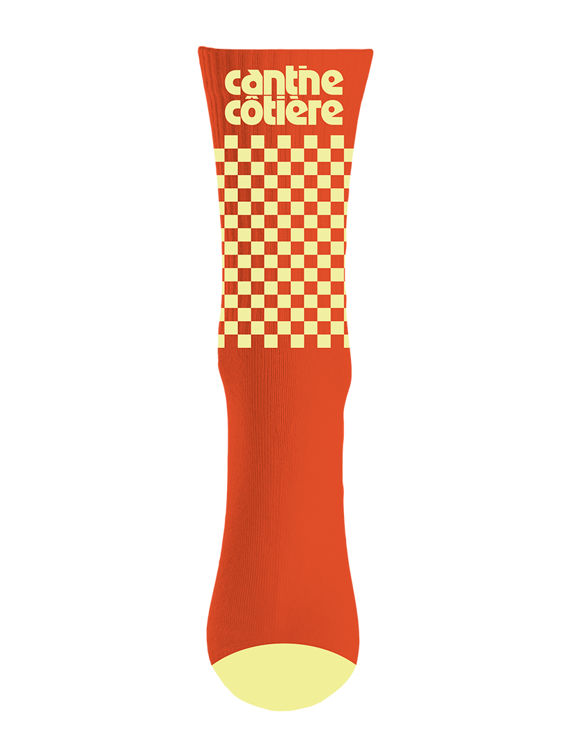 Des chaussettes unisexes, disponibles en 2 couleurs et en taille unique. La Cantine Côtière est née le 11 juillet 2020, en plein contexte pandémique et agit comme une garde côtière culinaire québécoise.
La brigade côtière, tout comme la garde côtière, garde côte à côte un lieu rassembleur et un garde-manger québécois.