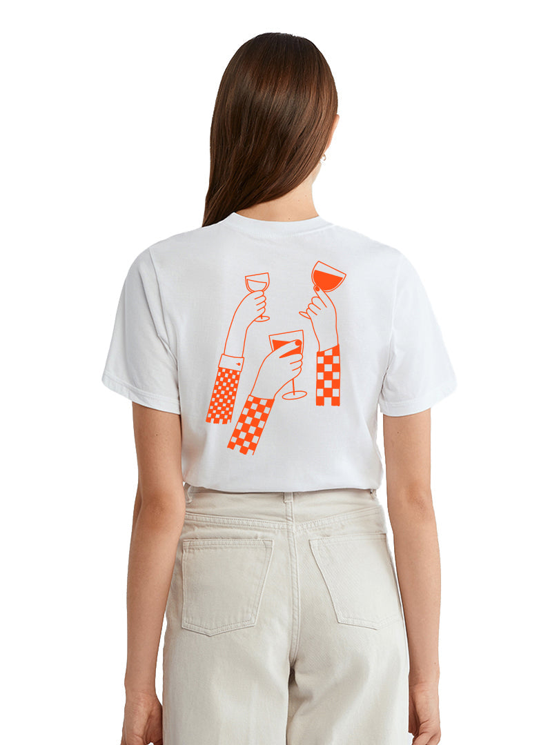 Un t-shirt unisexe, fabriqué ici, avec amour par nos amis de C'est beau. Disponible en 2 couleurs et en taille XS à XXXL. La Cantine Côtière est née le 11 juillet 2020, en plein contexte pandémique et agit comme une garde côtière culinaire québécoise.
La brigade côtière, tout comme la garde côtière, garde côte à côte un lieu rassembleur et un garde-manger québécois.