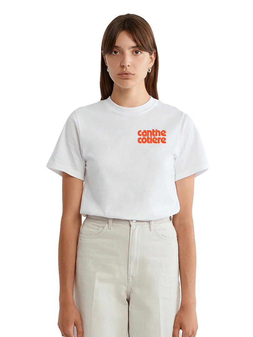 Un t-shirt unisexe, fabriqué ici, avec amour par nos amis de C'est beau. Disponible en 2 couleurs et en taille XS à XXXL. La Cantine Côtière est née le 11 juillet 2020, en plein contexte pandémique et agit comme une garde côtière culinaire québécoise.
La brigade côtière, tout comme la garde côtière, garde côte à côte un lieu rassembleur et un garde-manger québécois.