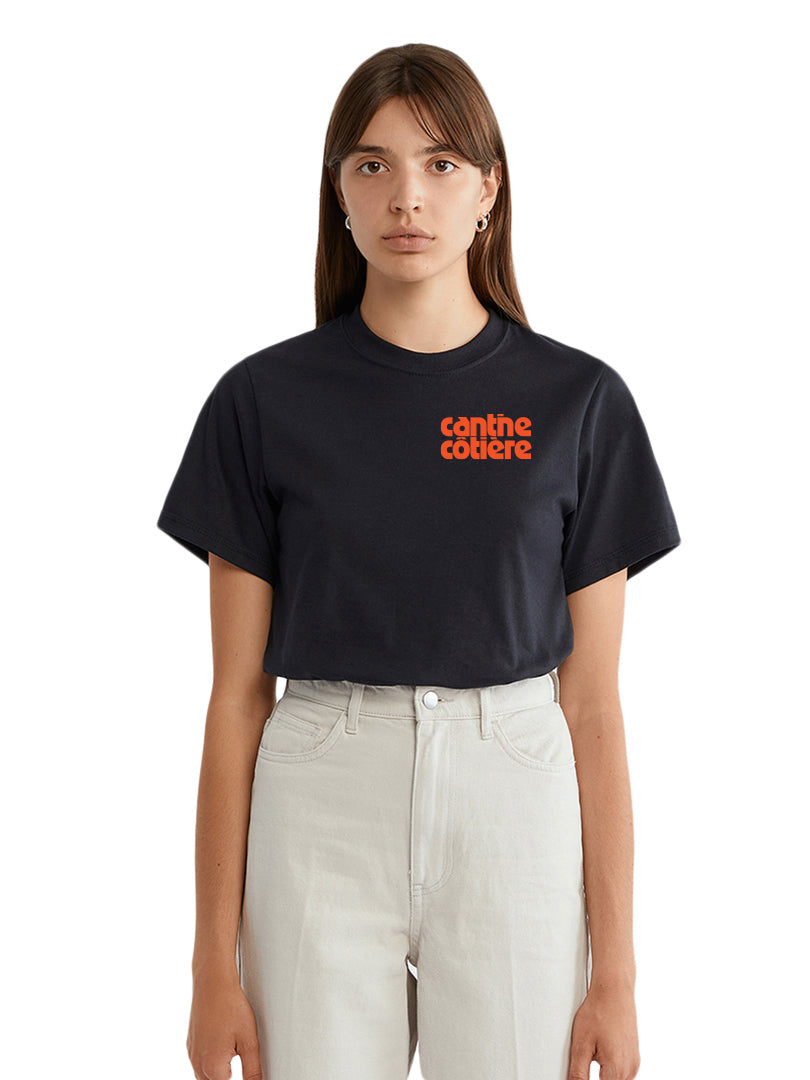 Un t-shirt unisexe, fabriqué ici, avec amour par nos amis de C'est beau. Disponible en 2 couleurs et en taille XS à XXXL. La Cantine Côtière est née le 11 juillet 2020, en plein contexte pandémique et agit comme une garde côtière culinaire québécoise.
La brigade côtière, tout comme la garde côtière, garde côte à côte un lieu rassembleur et un garde-manger québécois.
