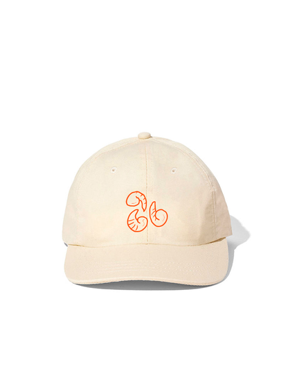 Une casquette unisexe, fabriquée ici, avec amour par nos amis de C'est beau. Disponible en 2 couleurs. La Cantine Côtière est née le 11 juillet 2020, en plein contexte pandémique et agit comme une garde côtière culinaire québécoise.  La brigade côtière, tout comme la garde côtière, garde côte à côte un lieu rassembleur et un garde-manger québécois. 