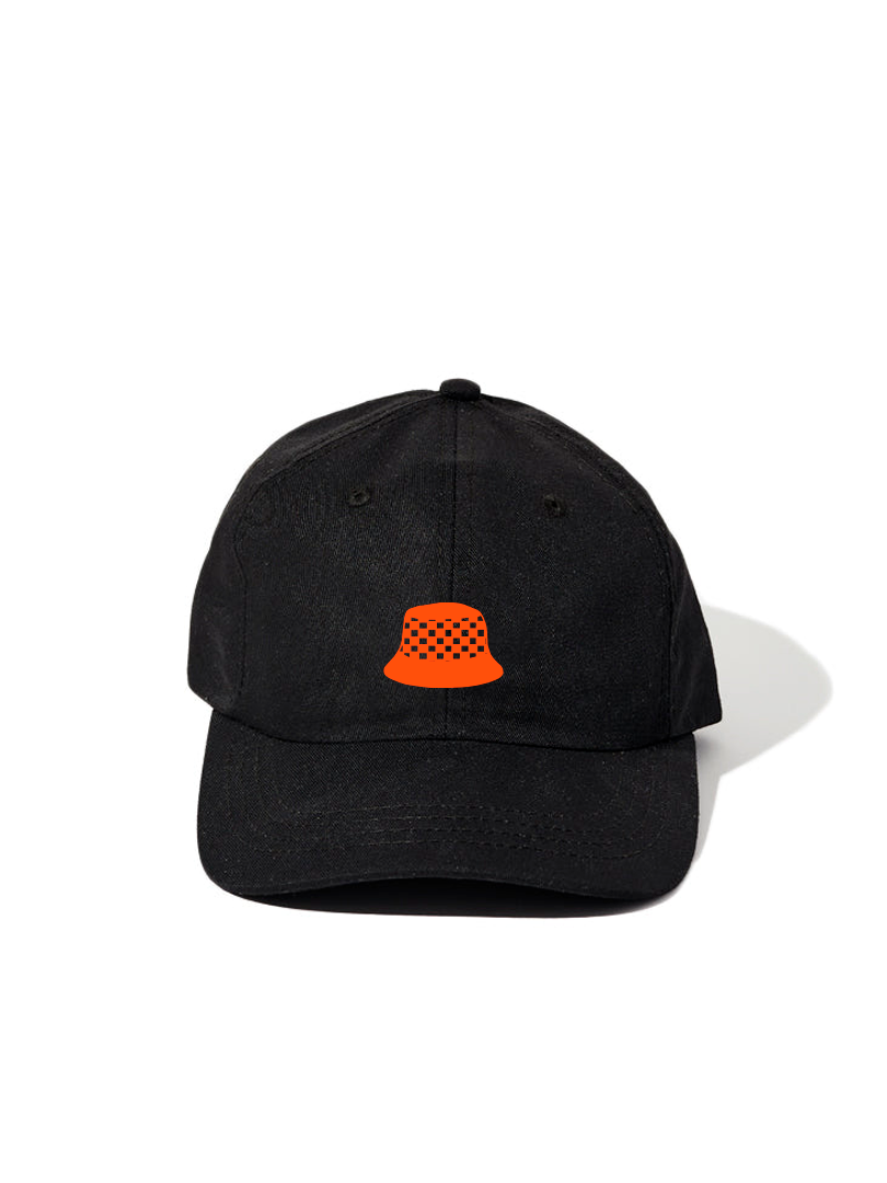 Une casquette unisexe, fabriquée ici, avec amour par nos amis de C'est beau. Disponible en 2 couleurs. La Cantine Côtière est née le 11 juillet 2020, en plein contexte pandémique et agit comme une garde côtière culinaire québécoise.  La brigade côtière, tout comme la garde côtière, garde côte à côte un lieu rassembleur et un garde-manger québécois. 